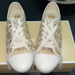 Michael Kors! Very clean!